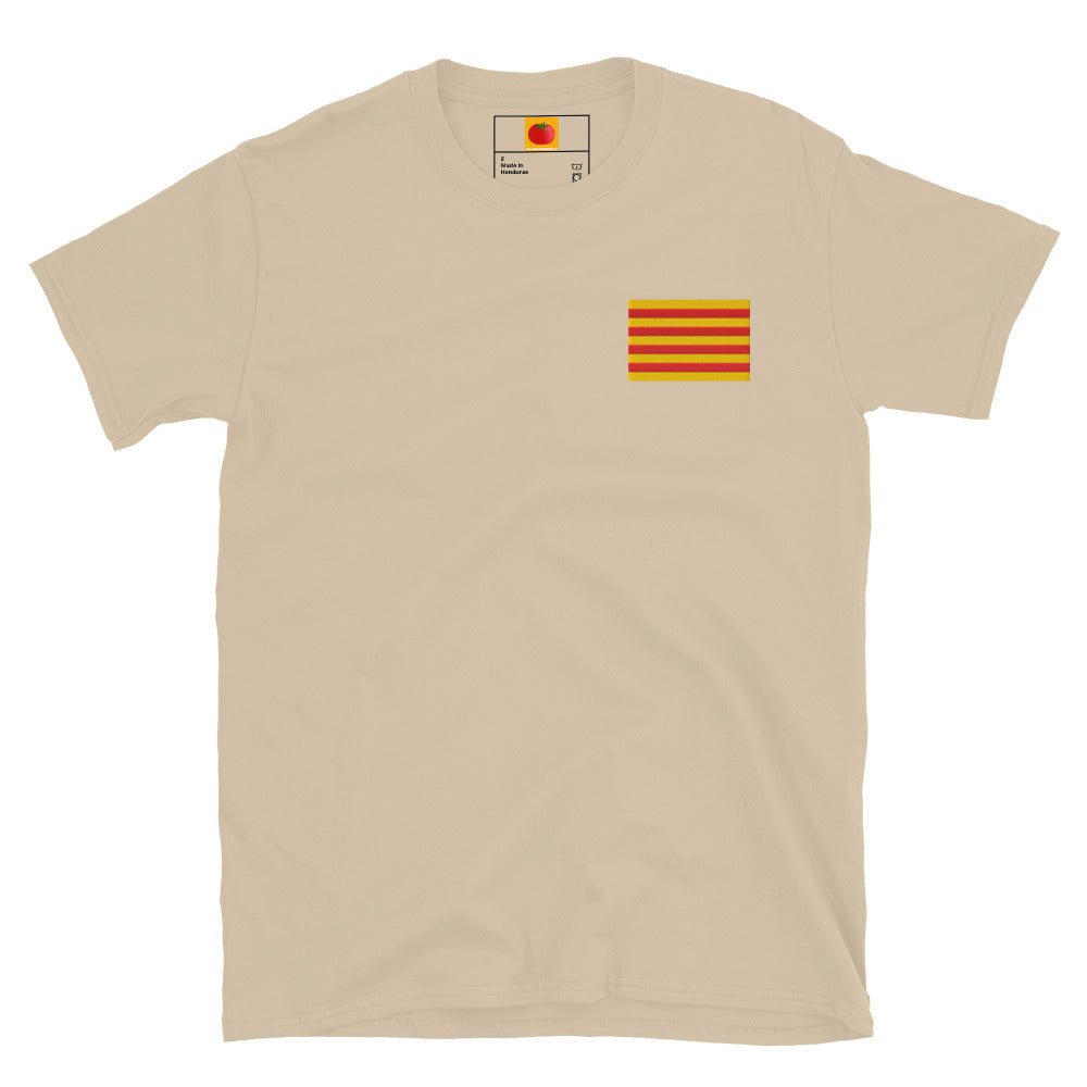 Samarreta brodada beix amb senyera catalana – Tot Queda en Família
